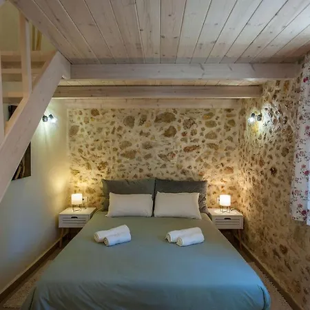 Casa Athelia: Traditional Home, Local Neighborhood