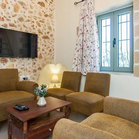 Casa Athelia: Traditional Home, Local Neighborhood La Canea