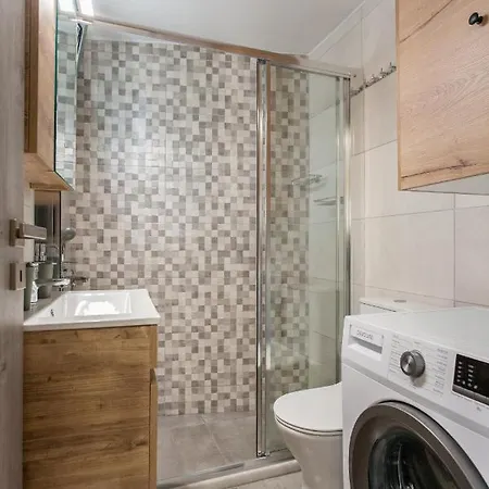 Casa Athelia: Traditional Home, Local Neighborhood