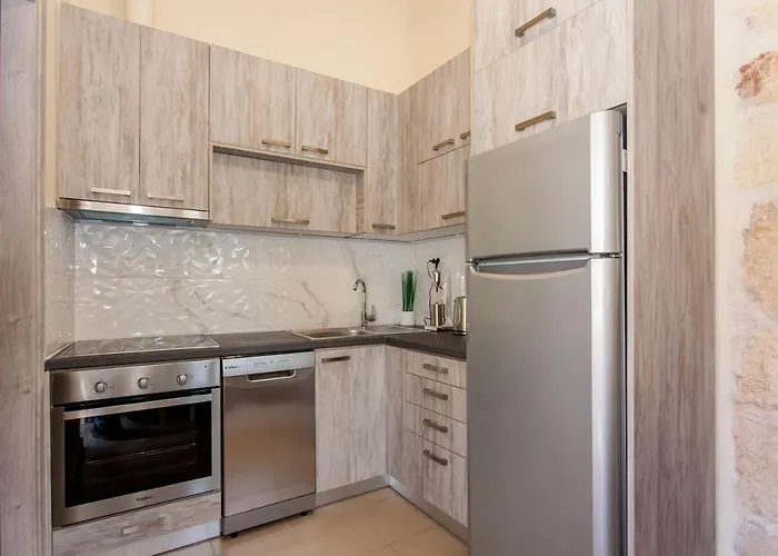 Casa Athelia: Traditional Home, Local Neighborhood *